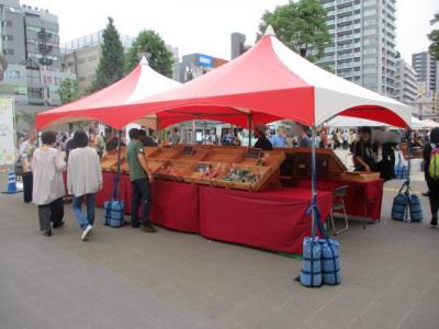 新鮮野菜の販売テントの様子