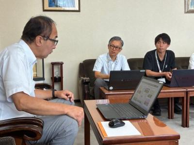 市長から現地状況について質問を受けている様子