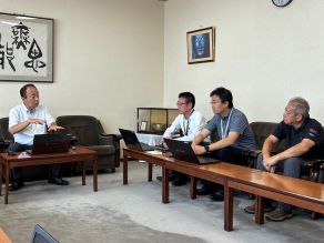 市長へ現地の様子を細かく説明している写真