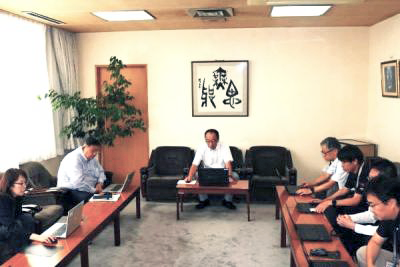 特別職へ業務報告を行っている写真