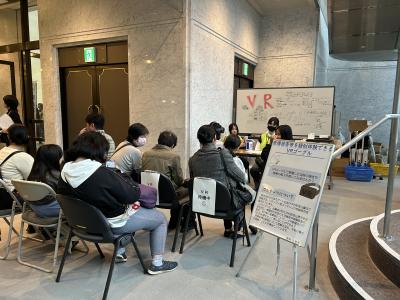 平和ブースでのVRゴーグル紹介の様子
