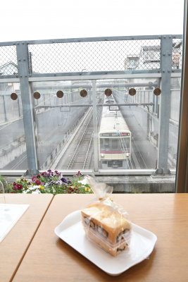 ちょうふだぞうから見える電車の写真