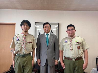 長友市長と富士スカウト章を受章した遠藤知郎さんと石橋賢さんの写真