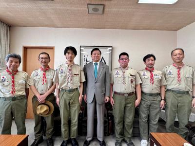 長友市長とボーイスカウト調布第3団のみなさんの写真