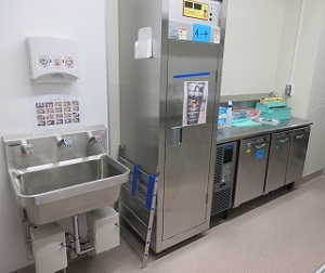 食物アレルギー対応専用調理室の消毒保管庫等の写真