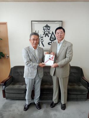 左:巴山建設株式会社会長・巴山興業株式会社社長巴山様、右:長友市長の画像