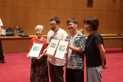 授賞式後の写真撮影の様子