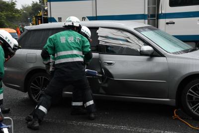 救助訓練で車両ドア破壊を行う写真