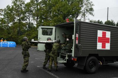 救助訓練で担架搬送を行う写真