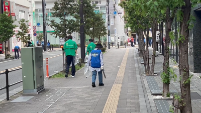 街道を掃除中の写真