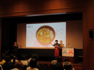 食育講演会の講師と参加者の写真