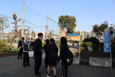 神代中で闇バイト対策キャンペーンを実施している様子