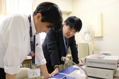 第三中学校で闇バイト対策放送をしている様子