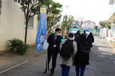 第五中学校での闇バイト対策キャンペーン実施中に生徒に呼びかける様子