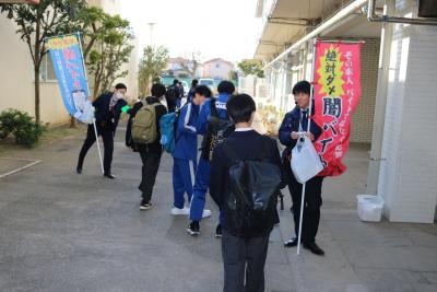 第五中学校での闇バイト対策キャンペーン実施中に生徒にティッシュを配付する様子