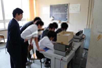 四中で放送する様子