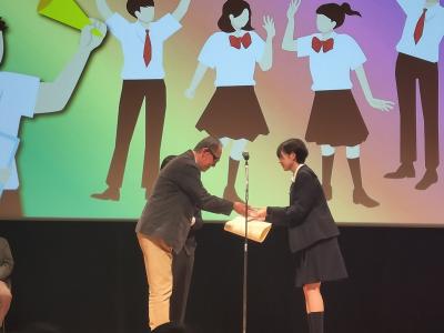 演技賞授与の様子