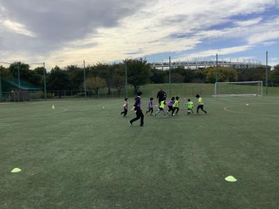 子どもがボールを追いかける写真