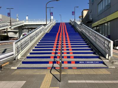 歩道橋東側階段の写真