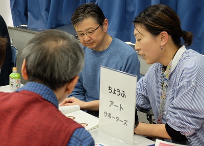 団体ブースで直接説明うける様子