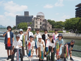 原爆ドーム前の集合写真