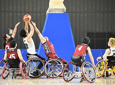 男子エキシビションマッチのゴール下の競り合いの様子