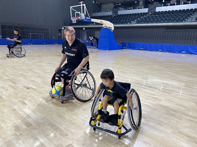 車いすバスケットボール体験をする子どもの写真
