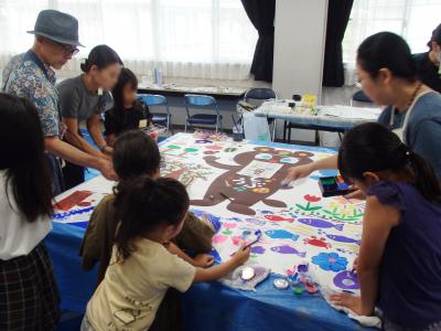 階段アートを子ども達が囲んで制作する風景(2日目・下半分)