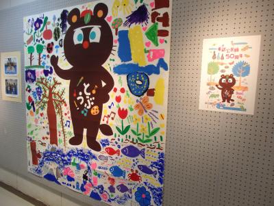 下半分の階段アート展示の様子