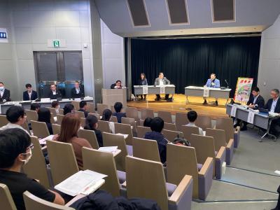 市長と語る・ふれあいトーキングで参加者が市長の話を聴いている写真