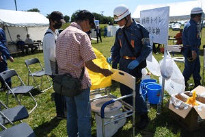 携帯トイレ設置体験の様子