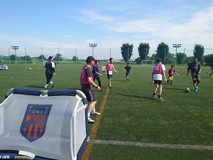 サッカーのプレー中の画像