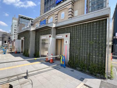 調布駅前広場の公衆トイレの写真