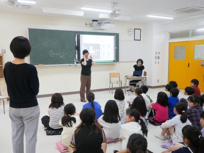 講師が自己紹介をしている写真