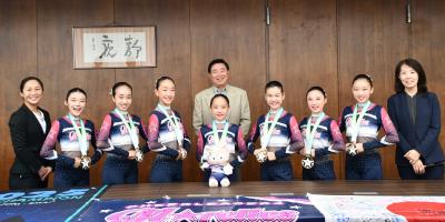 調布エムレッツと市長、副市長の集合写真