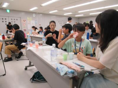 だし(うまみ)の体験の様子