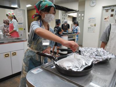 牛肉の切落し肉を使った調理実習の様子