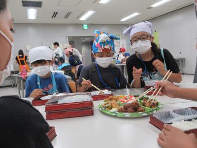 栄養バランスを考えた料理選びの様子