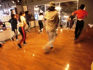 青少年ステーションCAPSダンス練習の様子の写真