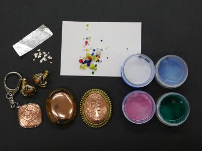 七宝焼釉薬や材料の写真