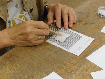 七宝焼製作中の写真