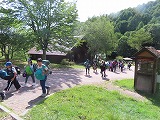 宿泊するテントに向けてキャンプ場内を移動する様子