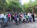3日目の朝の会でウオーミングアップする様子