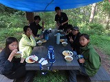 各班で食事をする様子