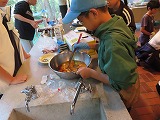 スクランブルエッグを作る準備をする様子