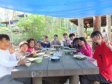 食事を楽しむ子どもたちの様子