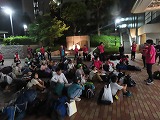 解散式で職員の説明を聞く子どもたちの様子