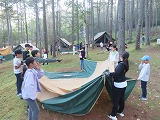 テント撤収を手伝う子どもたちの様子