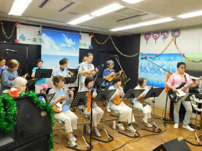 ウクレレ演奏の写真