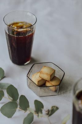 ドッセ・グラオンのアイスコーヒーと洋菓子の写真